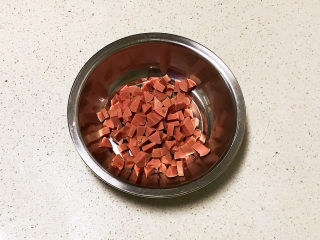 6、咖喱蛋炒饭,火腿肠切成小丁