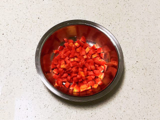 7、咖喱蛋炒饭,把胡萝卜削皮后切成小丁