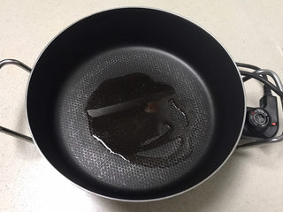 8、咖喱蛋炒饭,炒锅烧热后加入大豆色拉油