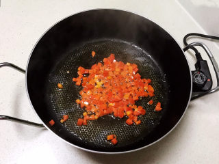 9、咖喱蛋炒饭,加入胡萝卜,翻炒1分钟