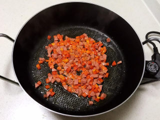 10、咖喱蛋炒饭,加入火腿肠,翻炒均匀