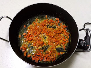 12、咖喱蛋炒饭,翻炒至咖喱融化