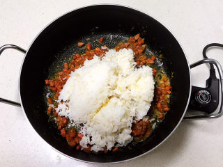 13、咖喱蛋炒饭,打入鸡蛋,加入热米饭