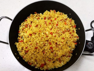 14、咖喱蛋炒饭,翻炒均匀,炒至米饭粒粒松散,要让每粒米饭都能裹上鸡蛋和咖喱