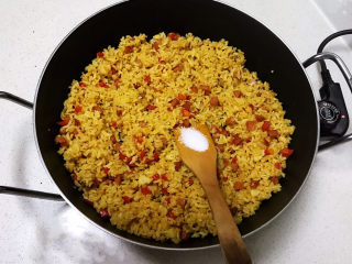 15、咖喱蛋炒饭,加入精盐