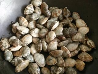 1、辣炒花蛤：让舌头欲罢不能的美味儿,花蛤买回家洗干净