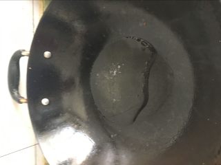 3、辣炒花蛤：让舌头欲罢不能的美味儿,锅里少许底油