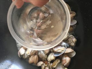 6、辣炒花蛤：让舌头欲罢不能的美味儿,倒入少许料酒