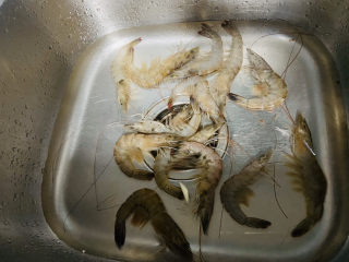 4、白灼大虾,虾清洗干净