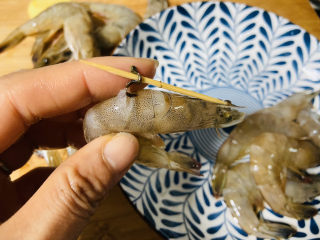 5、白灼大虾,剪去虾须用牙签挑出虾线