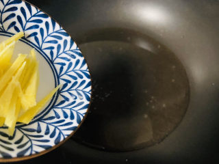 6、白灼大虾,锅中加入适量清水放入姜丝