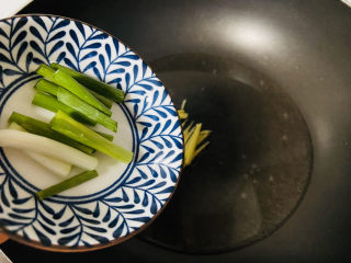 7、白灼大虾,放入葱段