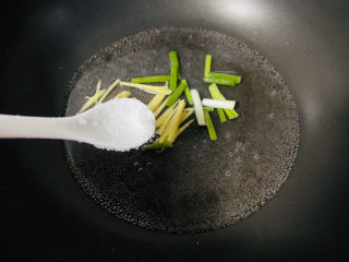 8、白灼大虾,适量盐