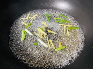 10、白灼大虾,大火烧开