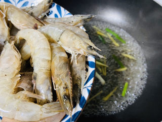 11、白灼大虾,倒入处理好的大虾