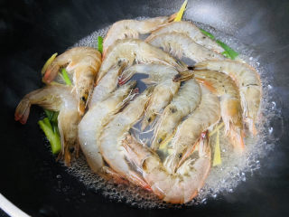 12、白灼大虾,用锅铲拨匀