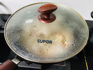 13、白灼大虾,盖上锅盖大火煮三分钟即可