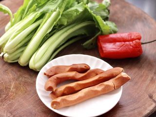 1、小白菜火腿小炒,首先把食材备齐，小白菜去根洗净。