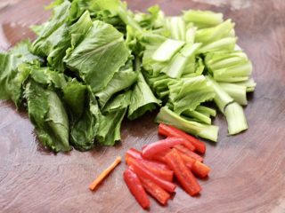 3、小白菜火腿小炒,小白菜用刀切成段，红椒去籽切成细条。