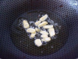 6、小白菜火腿小炒,用煎火腿肠的底油，大火爆香蒜片。