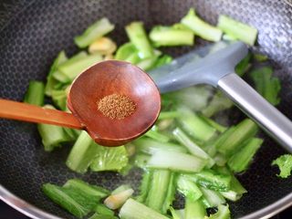 7、小白菜火腿小炒,这个时候先加入小白菜的茎，继续翻炒均匀，加入花椒粉提味。