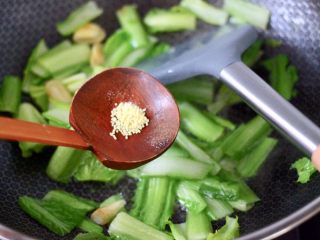 9、小白菜火腿小炒,加入鸡精增加口感。