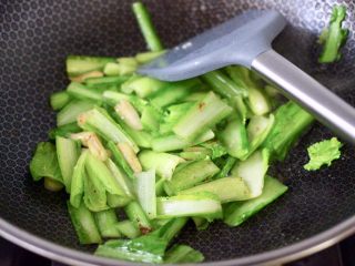 10、小白菜火腿小炒,大火继续翻炒至小白菜茎变软断生。