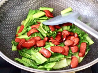 12、小白菜火腿小炒,大火继续翻炒均匀后，加入煎好的火腿片。