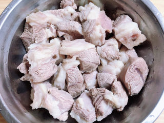 4、白萝卜羊肉汤,烫好的羊肉洗干净待用。