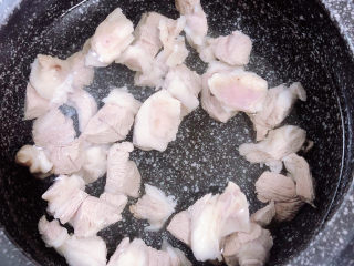 5、白萝卜羊肉汤,将羊肉放入砂锅中，放入1500ml水。盖盖儿，开大火煮开锅。