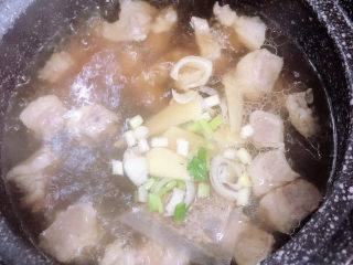 12、白萝卜羊肉汤,放入葱姜，继续炖煮。