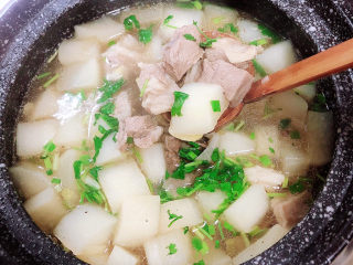 17、白萝卜羊肉汤,搅拌均匀，出锅吧！