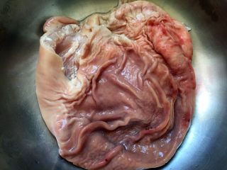 1、红油肚丝,清洗猪肚：先将猪肚表面的黏液刮掉，撒少许面粉揉搓片刻，用清水冲洗干净，再撒少许盐揉搓几分钟，用清水冲洗干净即可