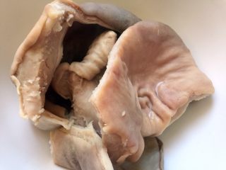 3、红油肚丝,捞出洗净沥干水分