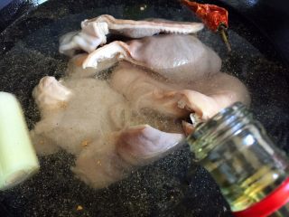 4、红油肚丝,猪肚放锅里，添适量清水，放入大葱、生姜、干红辣椒、白胡椒粒和料酒，大火烧开后转小火炖煮约一小时，至猪肚软烂