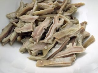 5、红油肚丝,煮熟的猪肚捞出沥干水分，切丝