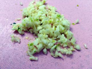 6、红油肚丝,大蒜切末