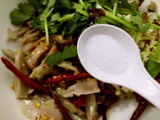 12、红油肚丝,放盐调味