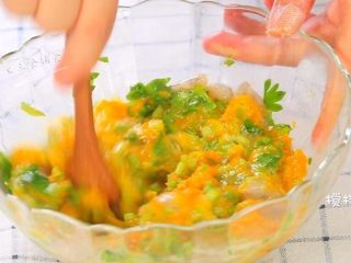 6、鸡蛋虾肉南瓜杯,加一个鸡蛋搅拌均匀。再蒸一蒸或者烤一烤就完成了，是不是很简单。