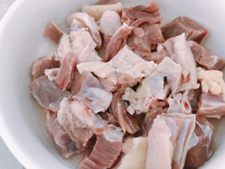 7、胡萝卜炖牛腩,把牛腩浸泡一个小时去血水。