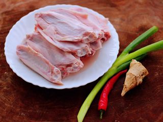 1、香卤鸭翅,首先把鸭翅从冰柜拿出来解冻，葱去皮。