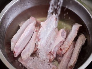 2、香卤鸭翅,把鸭翅反复用清水冲洗干净。