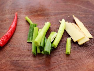 5、香卤鸭翅,小葱洗净用刀切成段，姜切成薄片。