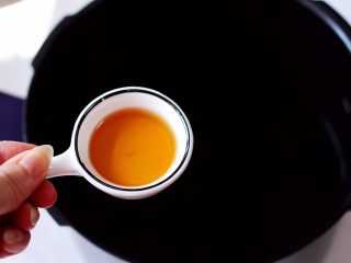 6、香卤鸭翅,锅中倒入料酒。