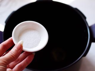 8、香卤鸭翅,再加入盐调味。