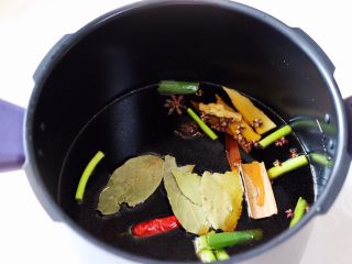 11、香卤鸭翅,最后放入香叶和桂皮，草蔻和肉蔻，再放入花椒和八角。