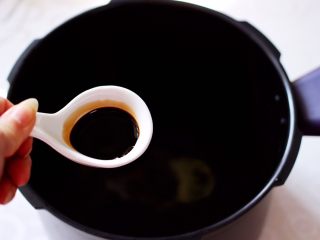 9、香卤鸭翅,加入生抽和老抽调味调色。