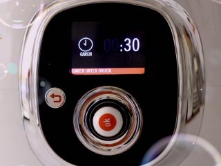 13、香卤鸭翅,盖上电高压锅的盖子，定时30分钟即可。