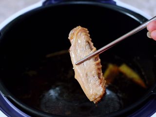 14、香卤鸭翅,美味诱人的香卤鸭翅出锅咯，香味浓郁，满屋飘香。