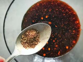 9、麻香酸辣毛豆,再放入比辣椒多1.5倍的麻椒粉